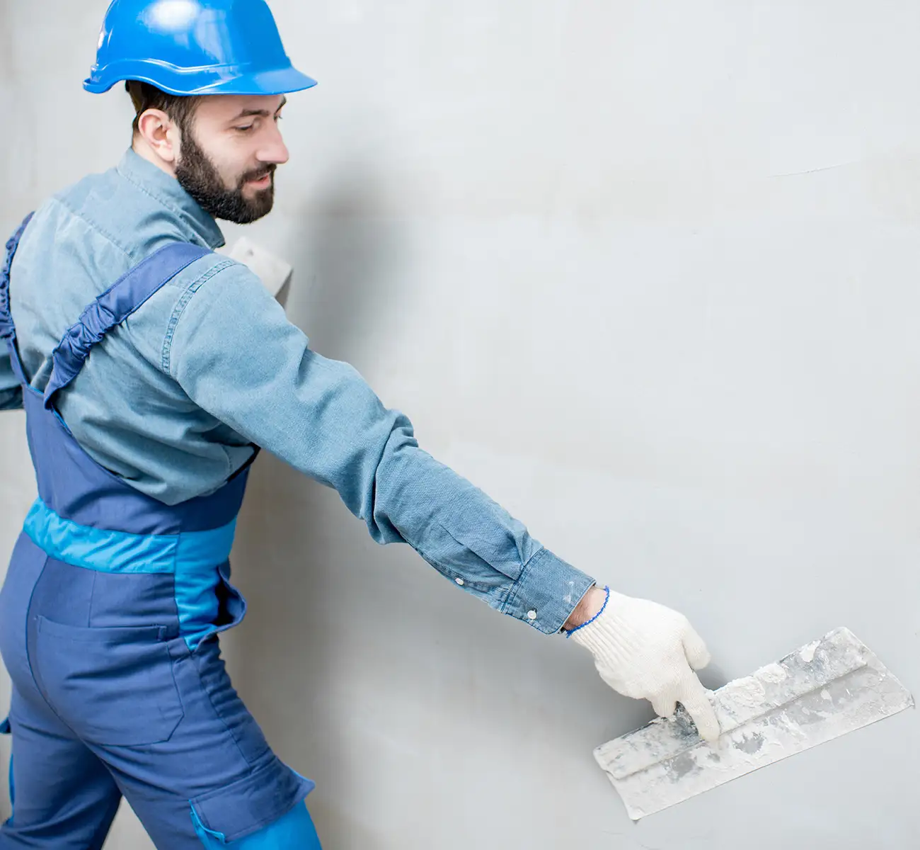 Bauarbeiter beim Verputzen einer Wand